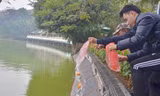Nhiều người dân thả cá chép tại khu vực Hồ Gươm.