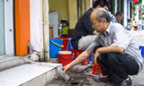 Người dân hứng nước điều hòa để sử dụng.