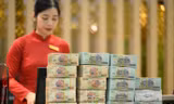 Lý do tiền ùn ùn đổ vào ngân hàng bất chấp lãi suất giảm mạnh