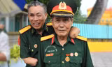 Dù thương tích chiến tranh nặng nề và thời gian trôi mau cũng chẳng thể ngăn cản những cựu binh thể hiện tình đồng chí đồng đội