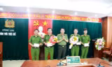 Đại tá Lê Quốc Hùng, Giám đốc Công an tỉnh (giữa) khen thưởng công an các đơn vị, địa phương tích cực phá nhanh vụ án giết người
