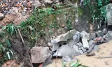 Bức tường bao bảo vệ nhà dân sập đổ, vỡ nát do đào mương sâu ngay cạnh bên