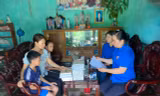 Công ty Tiền Phong tặng sách vở, đồ dùng học tập cho hai bé mồ côi bước vào năm học mới 