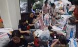 Dòng người mang thực phẩm, quần áo và tiền đến hỗ trợ nạn nhân sống sót sau vụ cháy chung cư mini