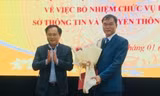Ông Nguyễn Trọng Hùng (bìa phải) nhận Quyết định và hoa chúc mừng của lãnh đạo UBND tỉnh Lạng Sơn -Ảnh: Duy Chiến 