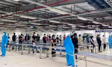 Gần 80.000 công nhân tại Khu công nghiệp Vân Trung ở Bắc Giang được lấy mẫu xét nghiệm COVID-19 vào sáng nay 14/5.