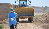 Đội pháp y của lực lượng an ninh Iraq được cử tới nơi phát hiện hai ngôi mộ tập thể ở Ramadi