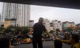 Mỗi ngày, nhóm người này thu của các tiểu thương hoạt động tại chợ tạm Ngã Tư Sở gần 8 triệu đồng (ảnh cắt từ clip). Ảnh: Long Vân ​