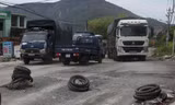 Dân dựng 'lô cốt' lốp ngăn xe chở quá tải gây bụi