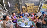Rộn ràng bữa cơm tất niên xóm chạy thận 