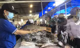 Người dân vui mừng được mua thực phẩm tại điểm bán hàng trợ giá sau dịch. Ảnh: U.P 
