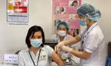 Tiêm vắc-xin phòng COVID-19 Ảnh: Long Phạm 
