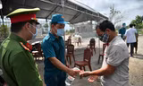Thực hiện nghiêm quy định 5K tại một chốt kiểm dịch ra vào địa phận Kiên Giang Ảnh: Nhật Huy