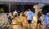 Chơi đêm trên... cầu vượt đi bộ 