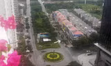 Ảnh trích từ clip người dân quay lúc 4h30 sáng ghi cảnh loa chốt liên ngành phát loa tuyên truyền phòng dịch. Mũi tên chỉ vị trí chốt trên đường Nguyễn Hữu Thọ, Nhà Bè, TP.HCM. 