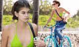 Kaia Gerber đẹp ngất ngây khi mặc áo tắm, đạp xe ở biển