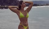 Natasha Oakley cực nóng bỏng với bikini nhỏ xíu, body 'cực phẩm' với chỉ số 'vàng'