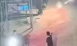 Hai thanh niên đi xe máy nổ nhiều phát súng vào nhóm người truy đuổi. Ảnh: Cắt từ clip.