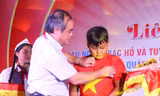 Trao huy hiệu Tuổi trẻ dũng cảm cho nam sinh lớp 6 cứu 2 người đuối nước
