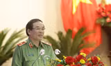 Thiếu tướng Vũ Xuân Viên trả lời câu hỏi của đại biểu tại kỳ họp. 