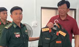 Thu giữ nhiều phong bì tiền của đối tượng giả danh Thượng tướng quân đội và ‘trợ lý’