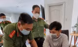 Cơ quan Công an thực hiện lệnh bắt giam đối với Lê Xuân Thành. Ảnh: T.L