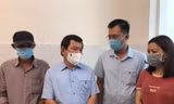 Chủ tịch UBND tỉnh Quảng Ngãi Đặng Văn Minh (thứ 2 từ trái sang phải) tại hiện trường vụ cháy khiến 4 người trong một gia đình thiệt mạng. 
