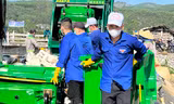Đoàn viên thanh niên cùng người dân thu gom hàng chục tấn rác ở Sa Huỳnh
