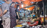 Người dân Đà Nẵng mua hải sản trước giờ cảng lớn nhất miền Trung 'đóng cửa'