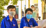 Em Nguyễn Anh Kiệt 14 tuổi và Huỳnh Ngọc Ánh Quốc 12 tuổi (từ trái sang) cùng tình nguyện tham gia chống dịch trong khu cách ly