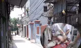 Lối đi vào nhà nạn nhân và nạn nhân được đưa đi cấp cứu tại bệnh viện.