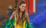 Cựu thiên thần Victoria's Secret mặc đồ cắt xẻ cổ vũ Brazil 
