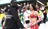 Mặc phản cảm, người mẫu bị cấm chụp hình trên khán đài World Cup