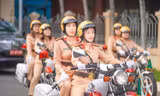 Xem những 'bóng hồng' CSGT trình diễn điêu luyện mô tô dẫn đoàn