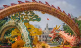Ngắm 3 linh vật rồng khổng lồ uốn lượn ở đường hoa Nguyễn Huệ trước giờ mở cửa