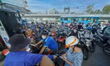 Khóc - cười mua xăng: Nơi vỡ òa được đổ đầy bình, chỗ đội nắng mòn mỏi chờ đợi