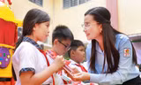 Hình ảnh đẹp của thủ lĩnh Đoàn bên đàn em nhỏ