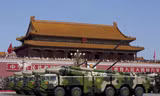 "Sát thủ diệt hạm" DF-21 xuất hiện trong cuộc diễn binh năm 2015 ở Bắc Kinh. (Ảnh: AP)
