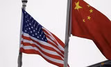 Quốc kỳ của Mỹ và Trung Quốc bên ngoài một công ty ở Bắc Kinh. (Ảnh: Reuters)