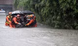 Sơ tán dân trong vùng mưa lũ ở tỉnh An Huy, Trung Quốc, ngày 8/7. (Ảnh: Reuters)