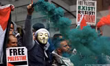 Biểu tình trước đại sứ quán Israel ở London để phản đối các hành động tấn công vào Gaza. (Ảnh: Getty Images)