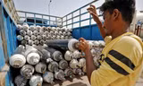 Nhiều bệnh nhân COVID-19 ở Ấn Độ chết vì thiếu bình oxy. (Ảnh: Reuters)