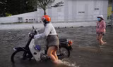 Triều cường đạt đỉnh, người dân TPHCM chật vật lội nước về nhà