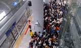 Khách vô tư cởi đồ 'sống ảo', dắt thú cưng đi dạo metro TPHCM