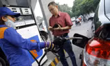 Các chuyên gia cho rằng, cần để cho người tiêu dùng có quyền lựa chọn nhiều loại xăng phù hợp với loại xe đang sử dụng. Ảnh: Như Ý.