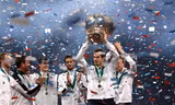 Andy Murray nâng cao chiếc cúp Davis Cup, chấm dứt 79 năm chờ đợi cho làng tennis vương quốc Anh. Ảnh: PA