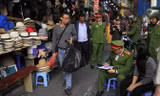 Một hộ kinh doanh trên phố Lò Sũ bị lập biên bản xử phạt hành vi lấn chiếm vỉa hè. Ảnh: Trường Phong