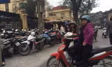 Người nhà bệnh nhân mỏi mắt tìm chỗ đỗ xe BV phụ sản T.Ư 30/3