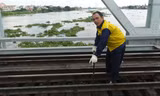 Nhân viên đường sắt gia cố lại đường ray sau sự cố đâm va cầu Bình Lợi. Ảnh: Huy Thịnh