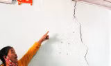 Bà Nguyễn Thị Bảy nói rằng, nhiều vết nứt lớn xuất hiện trên tường nhà bà từ khi đơn vị thi công lu lèn, nổ mìn.